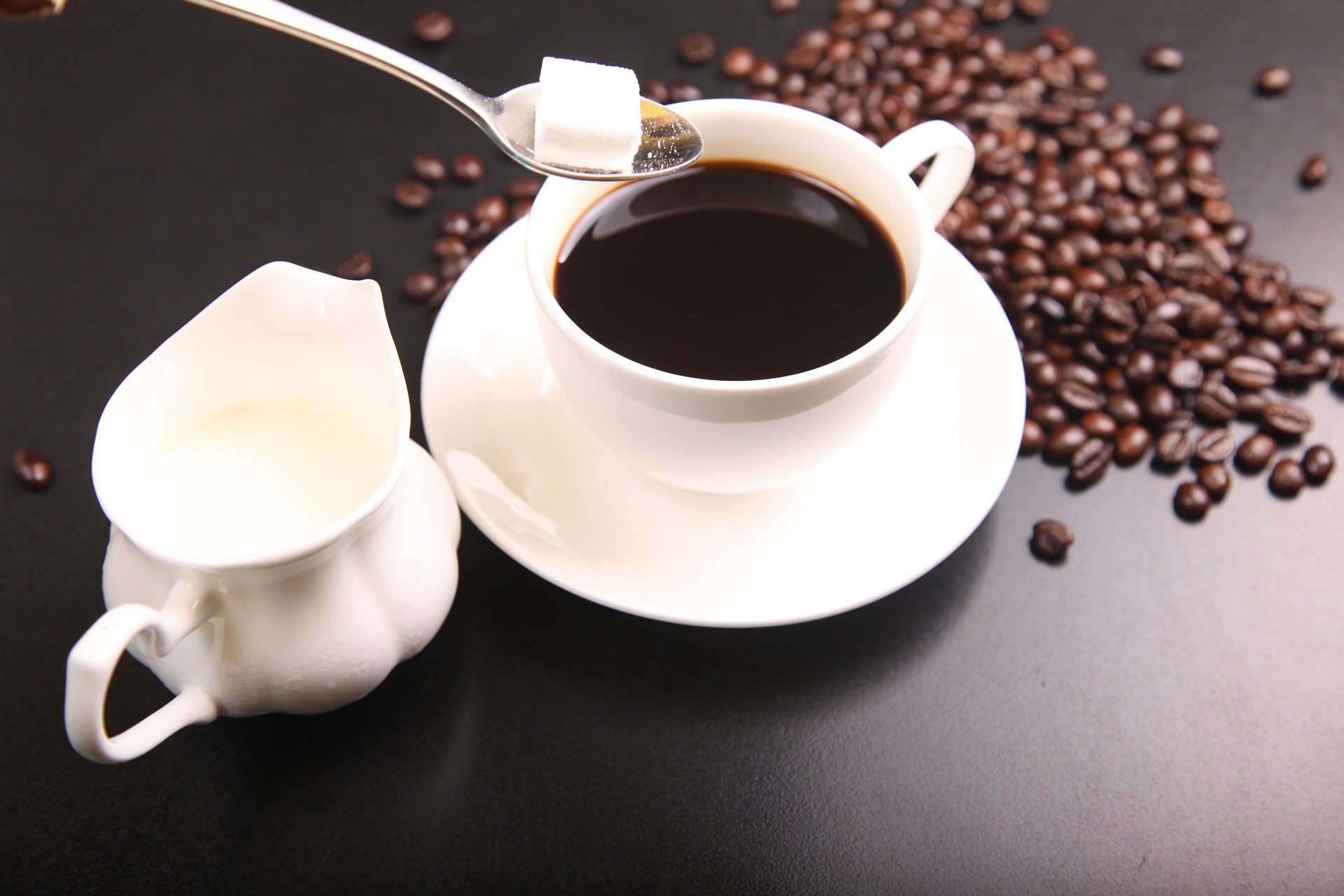 Wyśmienita kawa z mlekiem – jakie mleko wybrać i jak je spienić?